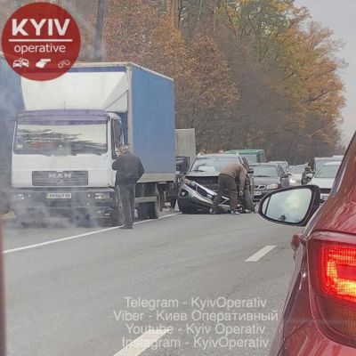 Серьезное ДТП в Киеве: столкнулись две легковушки и грузовик