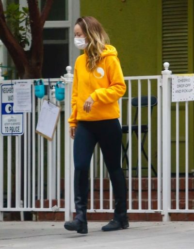 Не узнать: Оливия Уайлд в желтой толстовке и маске была запечатлена на улицах Лос-Анджелеса
