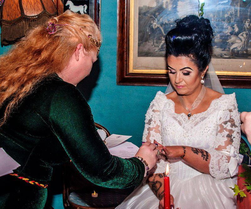 Британка стала женой 300-летнего призрака пирата