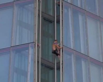 Екстремал без страховки забрався на 310-метровий хмарочос в Лондоні: відео