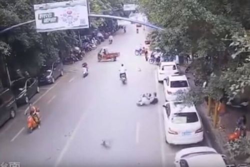 У Китаї гусак на швидкості влетів у жінку на скутері: відео