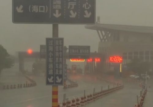 На південь Китаю обрушився потужний тропічний тайфун