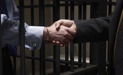 Полукриминальные юристы объединили усилия с коррумпированными политиками – эксперт