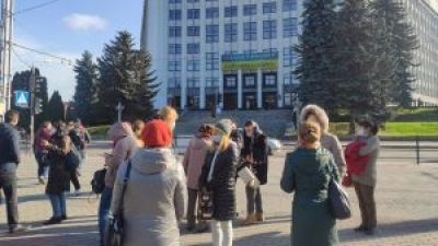 Учні і батьки спеціалізованої школи Тернополя уже втретє пікетують облдержадміністрацію (Відео)