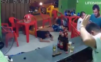 У Бразилії чоловік «залипши» у телефоні не помітив, що бар в якому він сидить, грабують