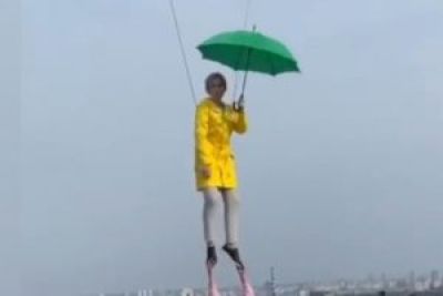 Кандидатка на посаду мера Києва літала під парасолькою у столичному небі. Як це було (Відео)