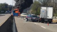 В Италии водитель угнал автобус со школьниками и поджег