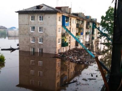 В России житель затопленной многоэтажки ловил рыбу прямо с балкона