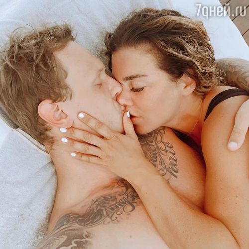 Анна Седокова шокировала постельным снимком с возлюбленным