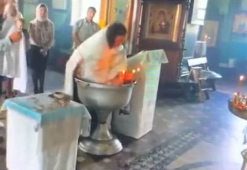 При хрещенні дитини священик в Росії ледь не втопив її: відео