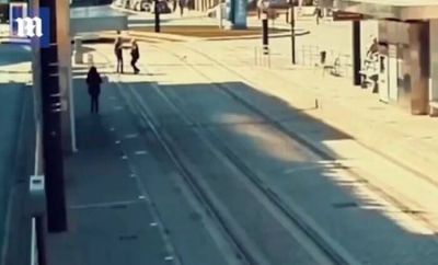 В Іспанії поліцейський в останній момент врятував незрячу дівчину з-під коліс трамвая