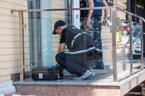 Зашел с ружьем в ювелирку: в центре Киева неизвестный напал на магазин