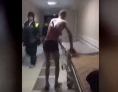 У російській лікарні пацієнт прогулявся коридором з ножем у спині: відео
