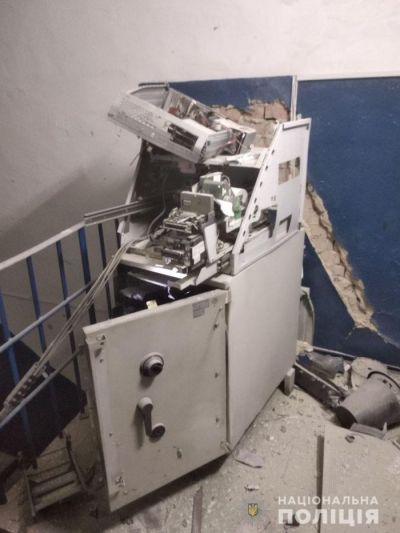 У Харкові невідомі влаштували вибух заради пограбування банкомату (фото, відео)