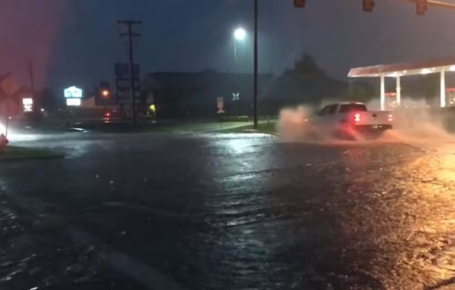 У США затопило місто Оклахома після сильних злив (відео)
