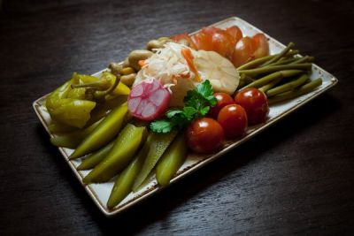 Соленья и маринады: кому они вредны и чем полезны