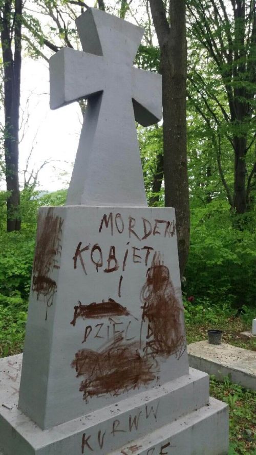 В Польше вандалы разрушили памятник украинским повстанцам
