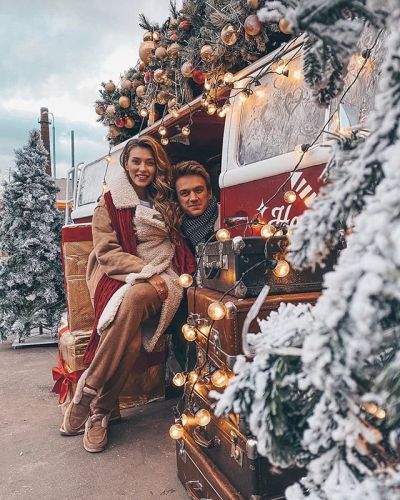 Счастливые Тодоренко и Топалов очаровали Сеть эффектной новогодней фотографией