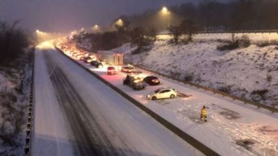 У Канаді через снігопад зіткнулися 40 автомобілів, загинула одна людина