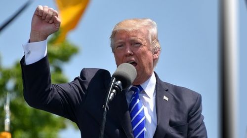 Трамп в Twitter высмеял сенатора США за требование рассекретить разговор с Зеленским