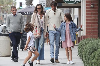 Алессандра Амбросио с бойфрендом и детьми на прогулке в Лос-Анджелесе