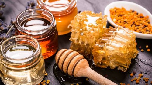 Медики рассказали, при каких заболеваниях опасно есть мёд