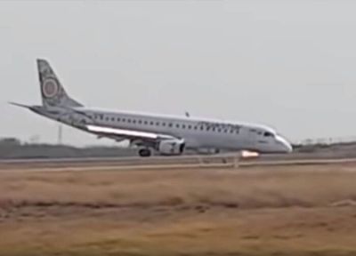 Пасажирський літак у М’янмі здійснив жорстку посадку без переднього шасі: відео