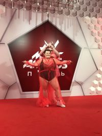 Рэп-исполнительница alyona alyona эпатировала прозрачным нарядом на M1 Music Awards
