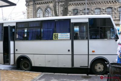 Пожадничал местом: в Одессе пассажир маршрутки ударил беременную (Видео)