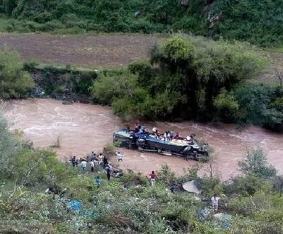 Автобус з туристами впав у річку в Перу, багато загиблих: відео