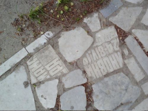 У російському місті тротуар заклали надгробними плитами