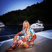 Загорелая Камалия без макияжа позировала на яхте