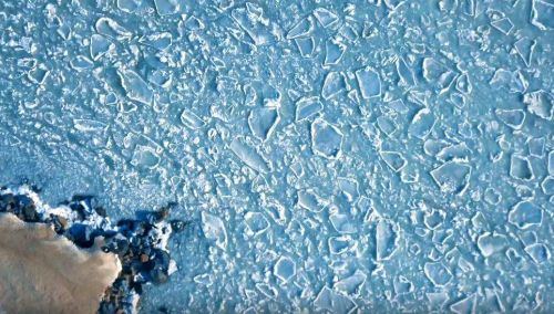 Замерзшее море в Бердянске показали с высоты птичьего полета (ВИДЕО)