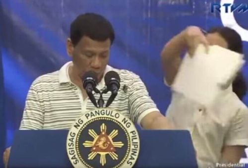 Гігантський тарган заповз на президента Філіппін під час виступу: відео