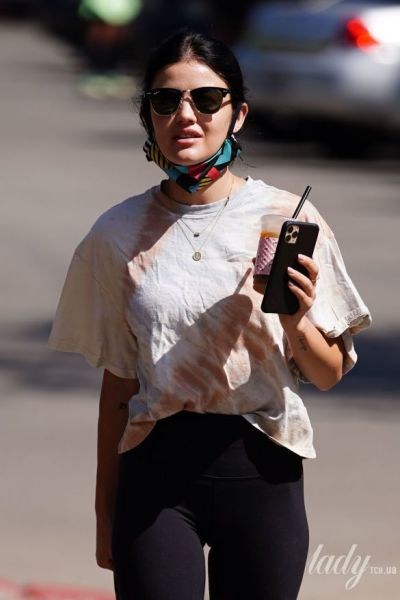 Лосины в обтяжку и мятая футболка: странный образ Люси Хейл на прогулке