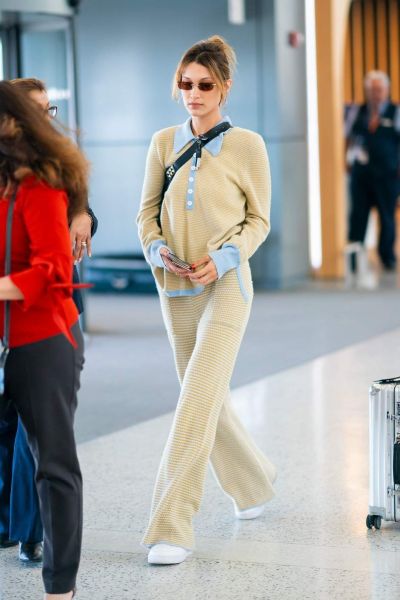 Белла Хадид в уютном костюме и белых кедах появилась в аэропорту