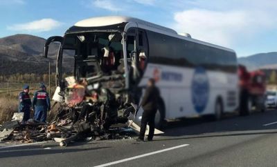 У Туреччині автобус врізався у вантажівку: 2 загиблих, 34 постраждалих