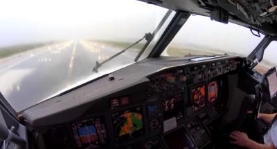 У мережі з’явилося відео екстремальної посадки Boeing 737 в умовах сильної турбулентності