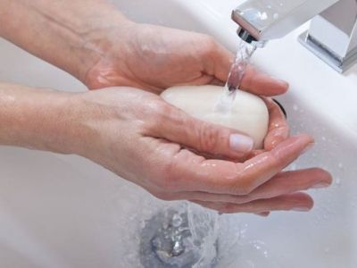 Дерматолог: мыть руки с мылом часто не нужно