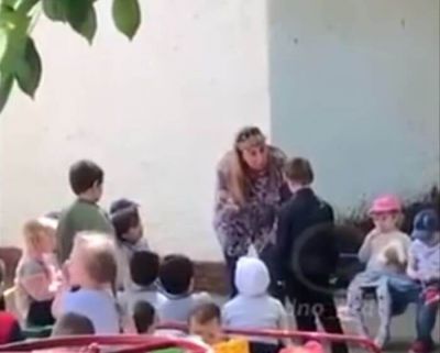 У Росії завідуюча дитсадком змусила дитину на колінах цілувати землю