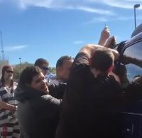 Американські ув&rsquo;язнені врятували дитину із замкненого автомобіля: відео