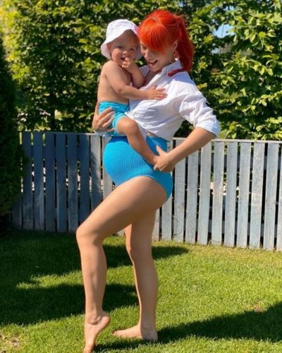Беременная Светлана Тарабарова в синем купальнике весело провело время с маленьким сыном