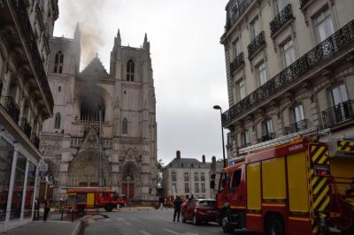 Головною версією пожежі в соборі Святих Петра і Павла у Франції є підпал