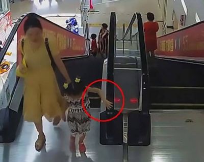 У Китаї руку маленької дівчинки затягнуло в ескалатор: відео