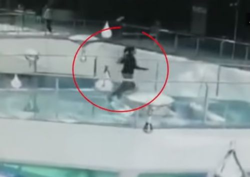 Китаянка вижила після падіння в резервуар з голодними акулами: відео