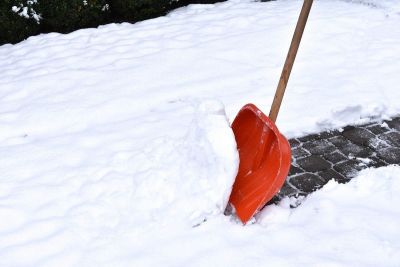 Лікарі попередили про небезпеку прибирання снігу вручну
