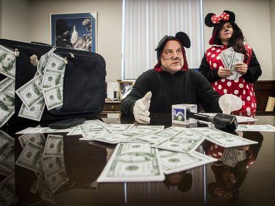 В США чиновник вырядился Микки Маусом, чтобы привлечь внимание к расходам