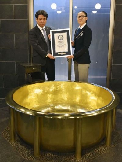 Найбільшу в світі ванну з чистого золота встановлено в Японії
