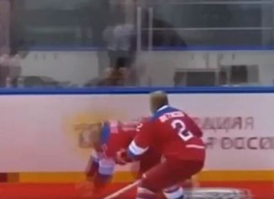 Путін кумедно впав на червону доріжку після хокейного матчу (ВІДЕО)
