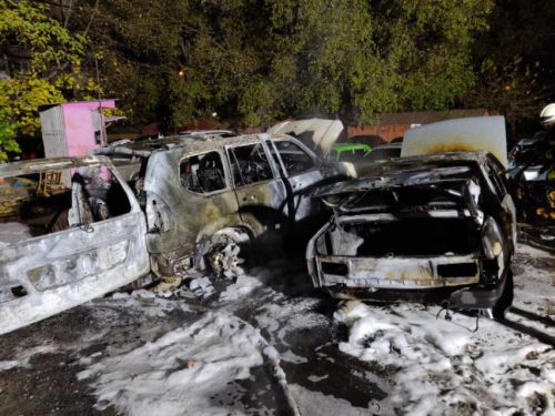 В Днепре на стоянке сгорело два автомобиля